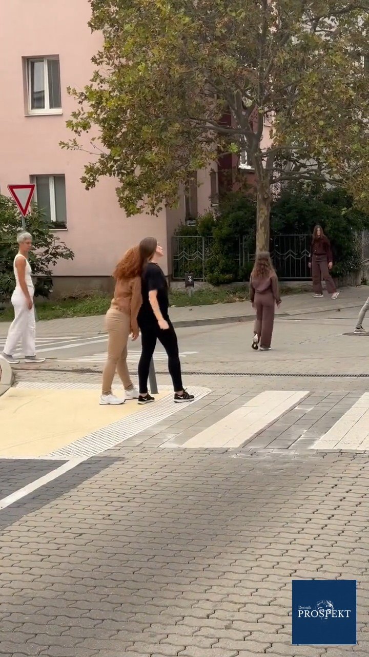 VIDEO Progresívna kultúra v uliciach Bratislavy. Dievčatá sa hrali na kone, deti nechápali